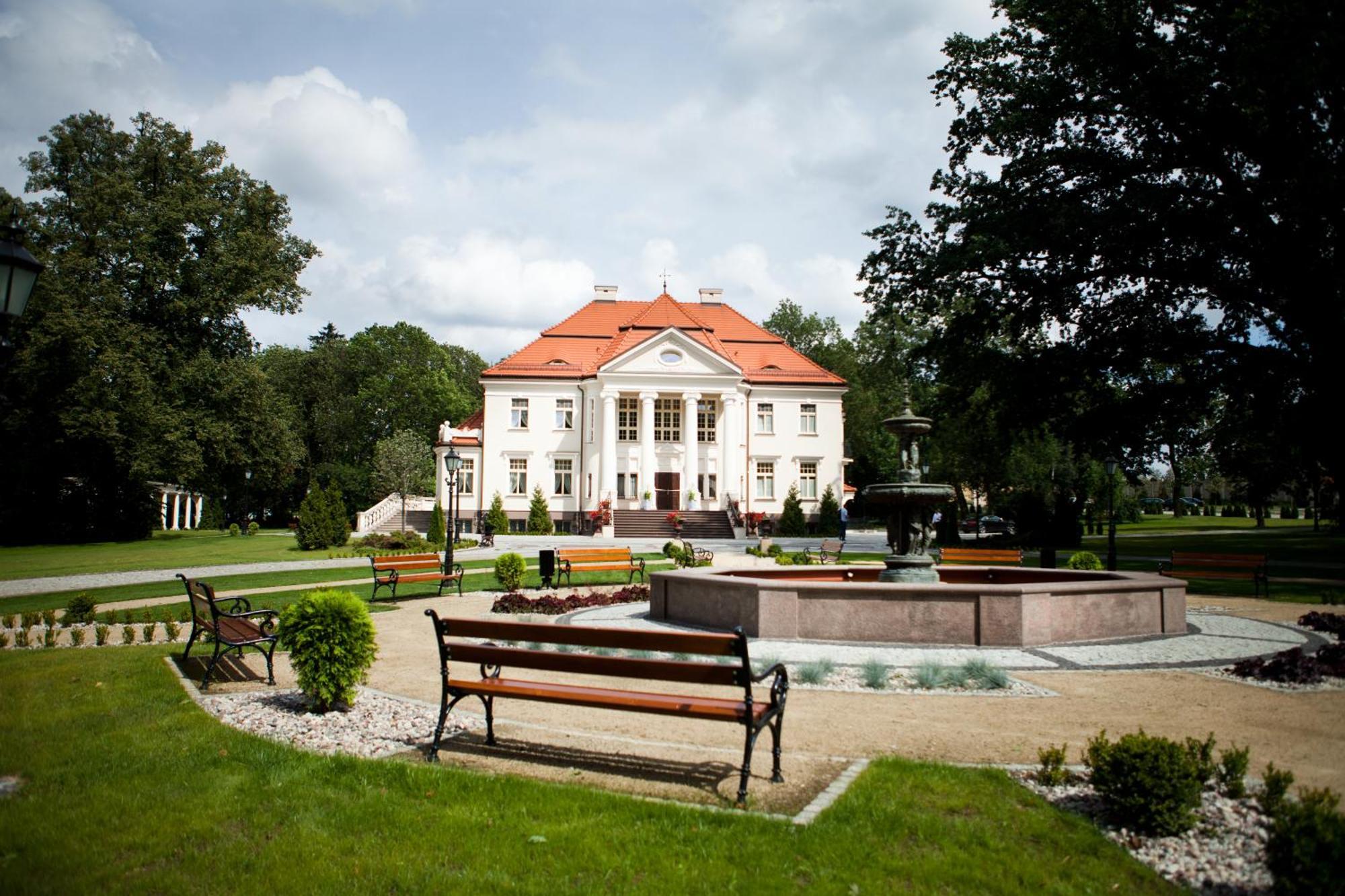 Palac Tlokinia Kaliszki エクステリア 写真