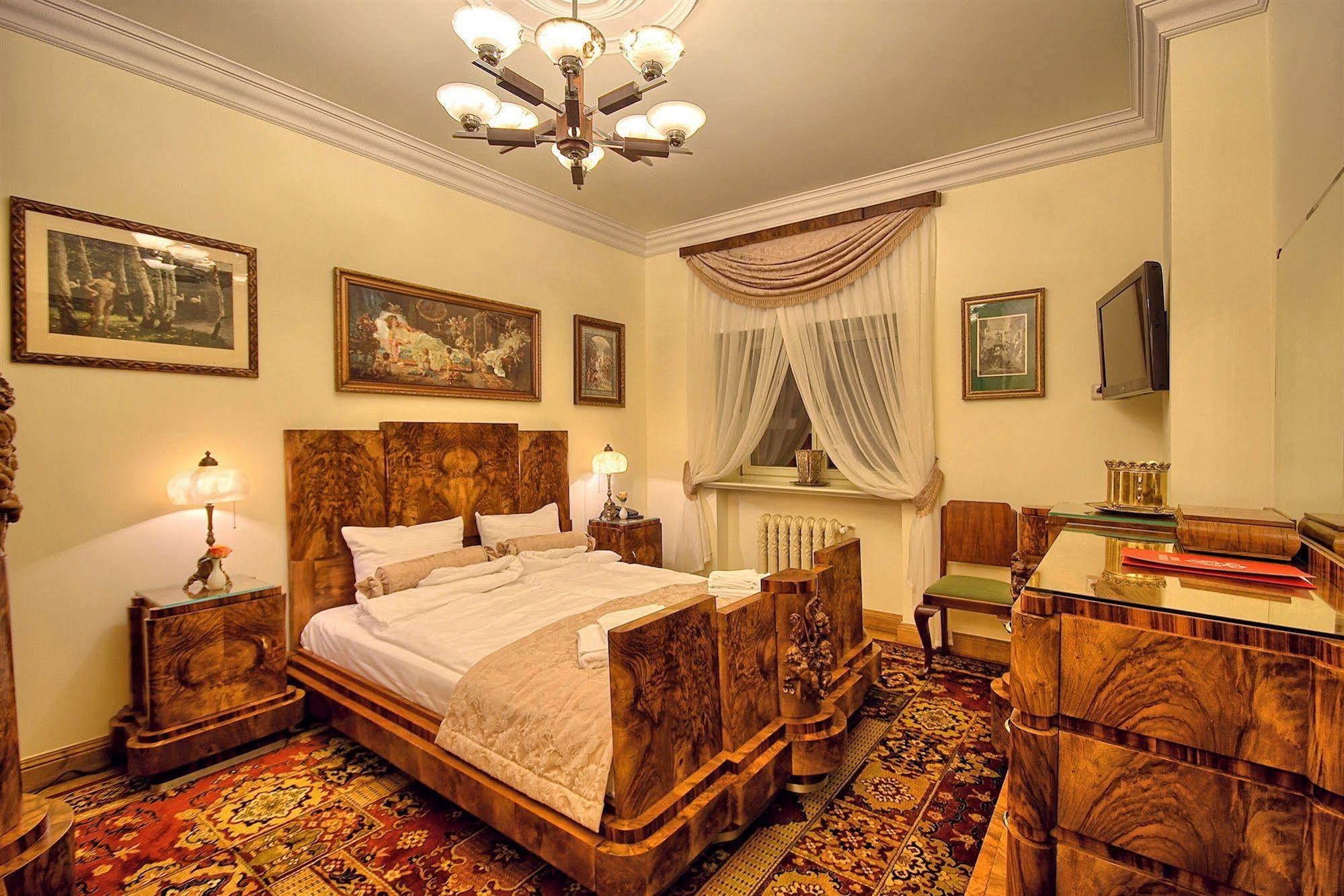 Palac Tlokinia Kaliszki エクステリア 写真