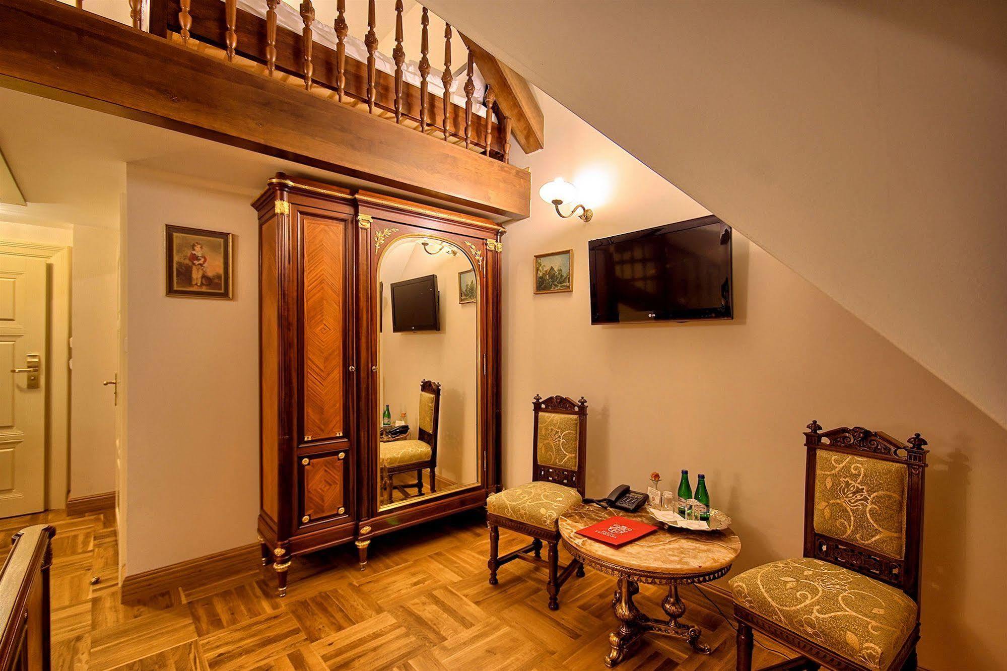 Palac Tlokinia Kaliszki エクステリア 写真